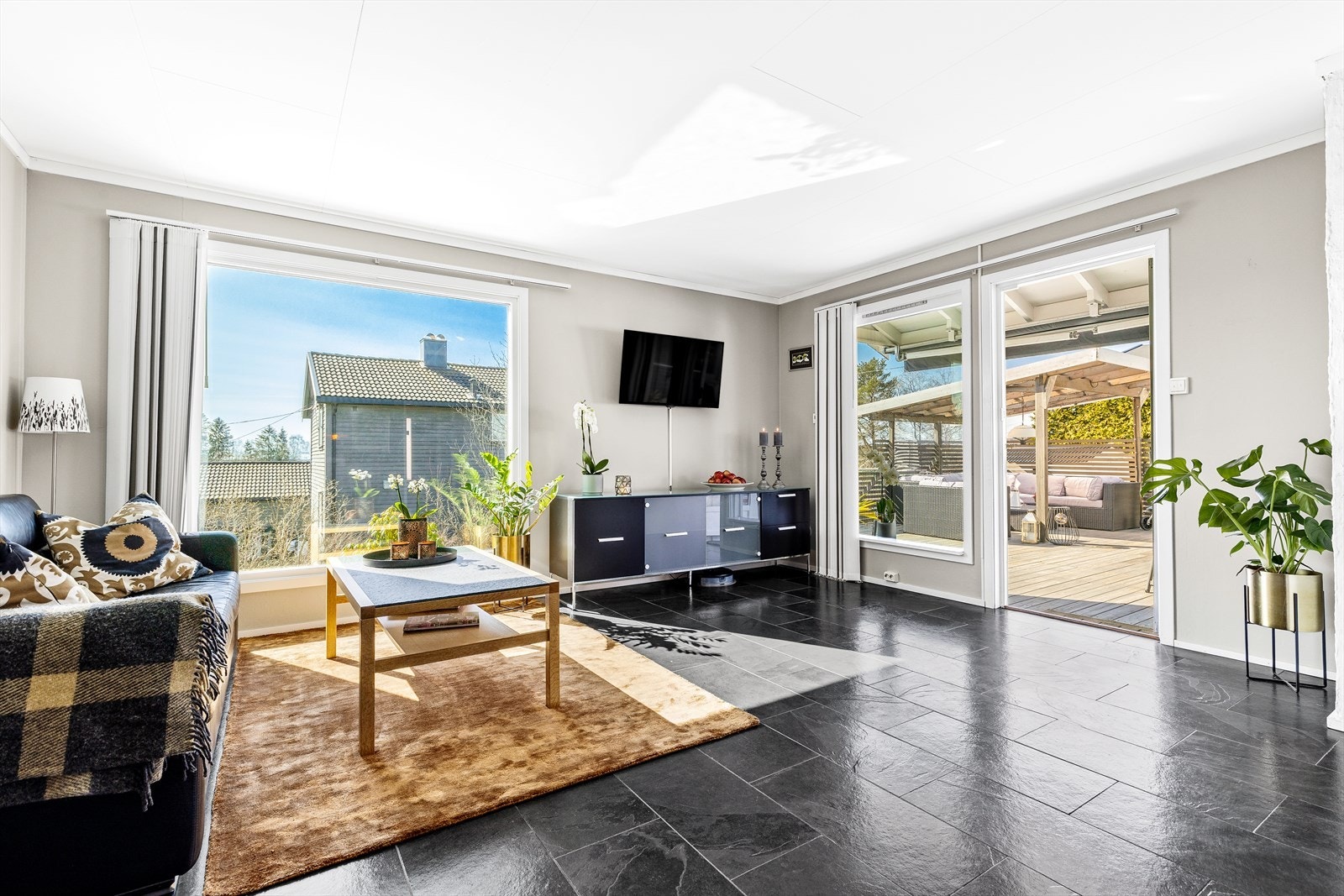 Gode vindusflater i stuen gir bra med lys inn Galleribilde