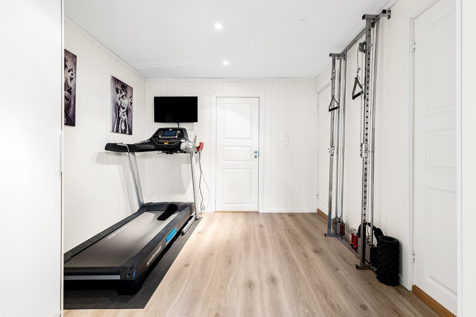 Mellomgang med dør til vaskerom, bad og en stor bod. Selger benytter rommet som trimrom Galleribilde