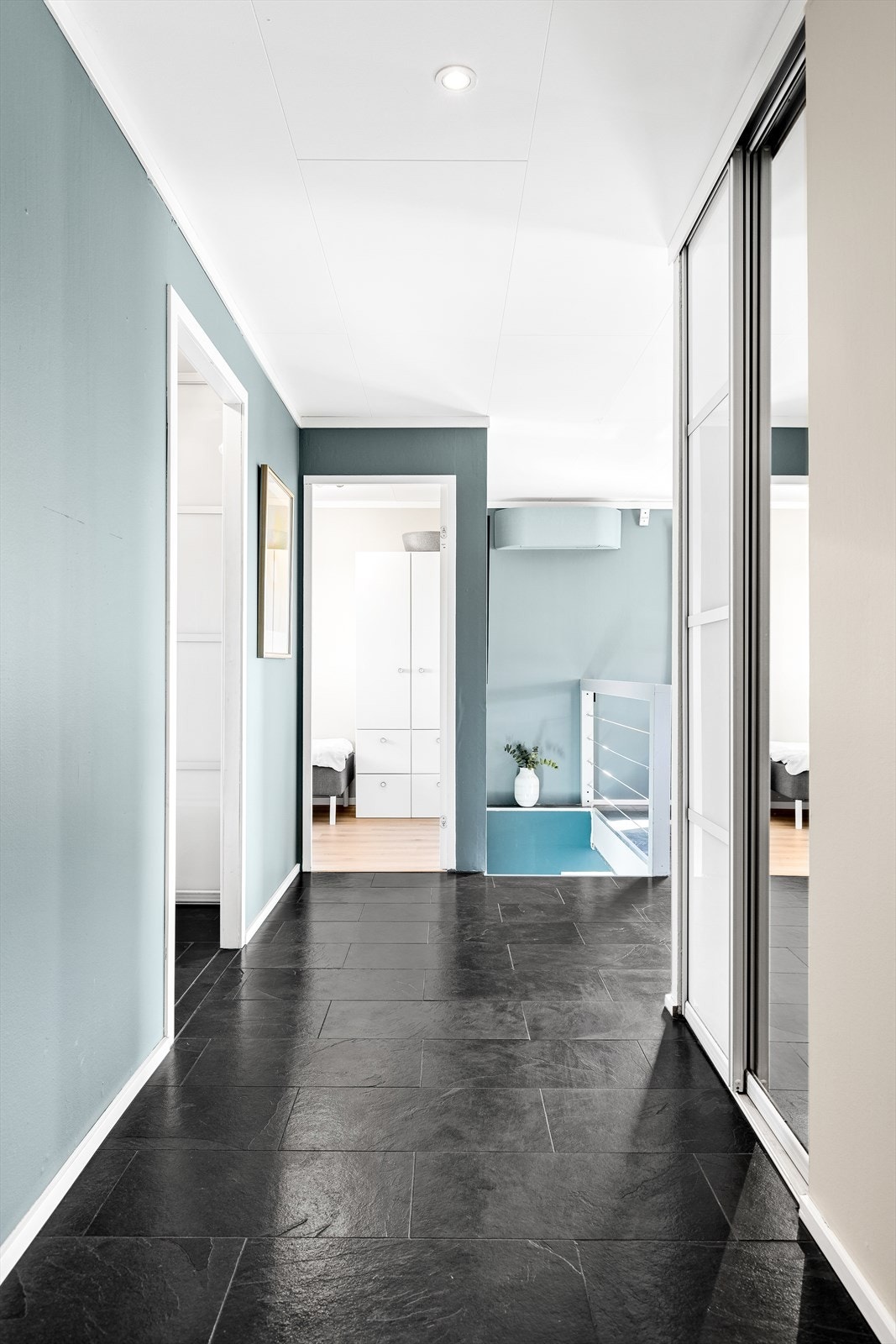 Over trappenedgang til kjeller er det montert varmepumpe Galleribilde