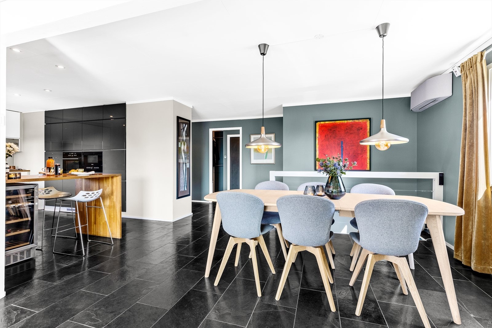 Det er fin plass til stort spisebord i stuen Galleribilde