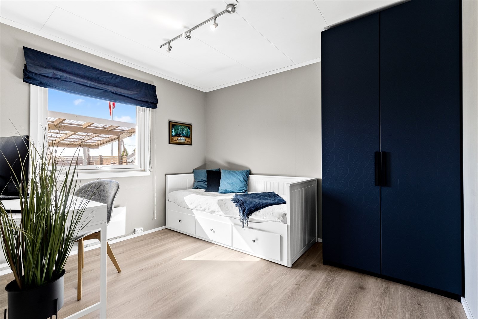 Soverom 2 har god plass til seng, nattbord, pult og det følger med garderobeskap Galleribilde