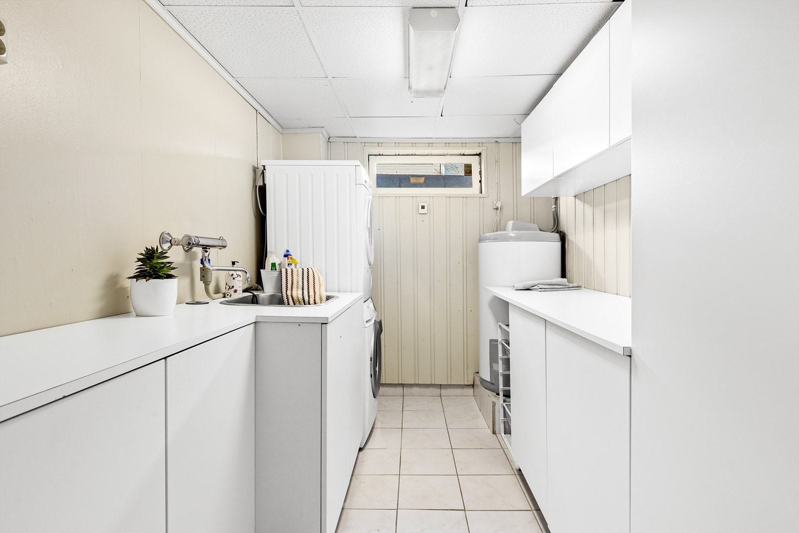 Eget vaskerom, godt med skap og benkeplass Galleribilde