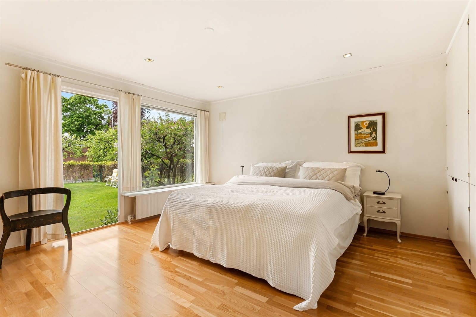 Hovedsoverom med utgang til hage Galleribilde