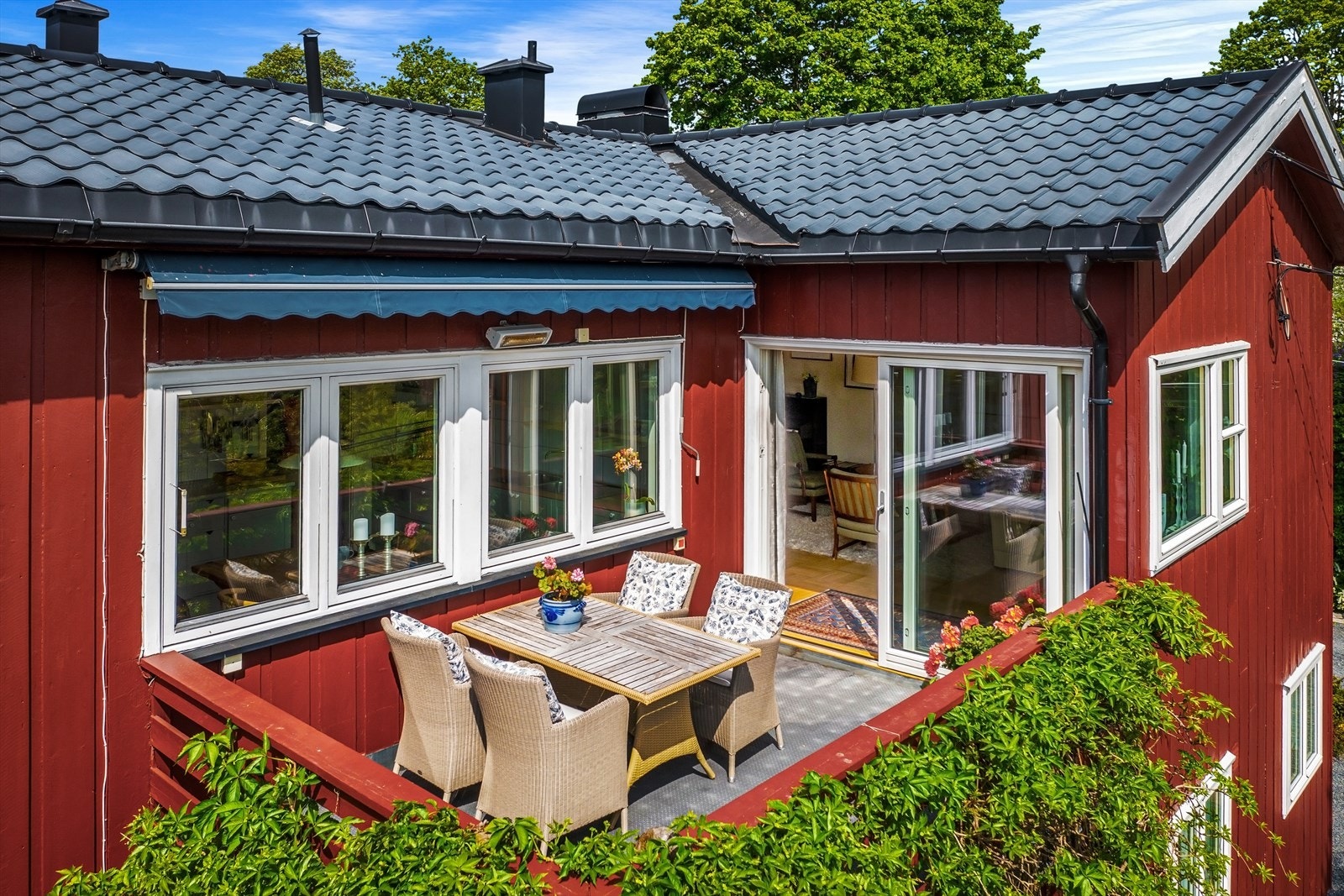 Solrik terrasse med utgang fra stue i 2. etasje Galleribilde