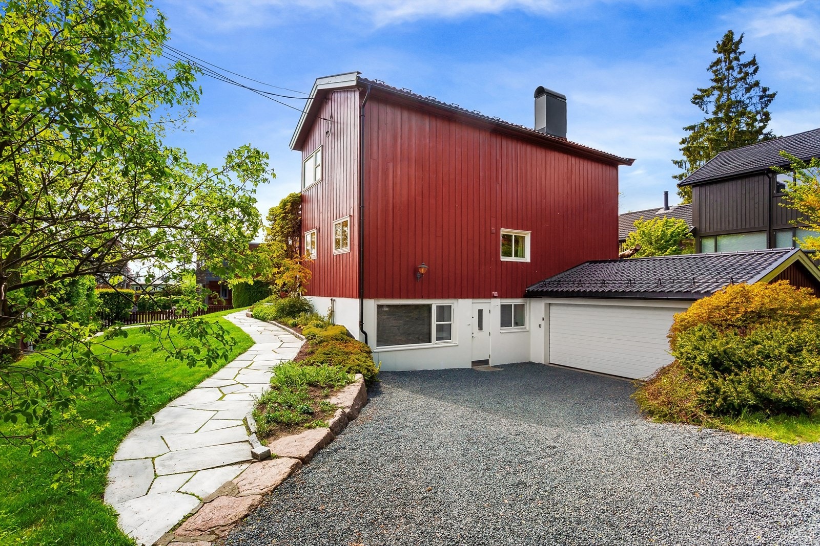 Gårdsplass og garasje Galleribilde