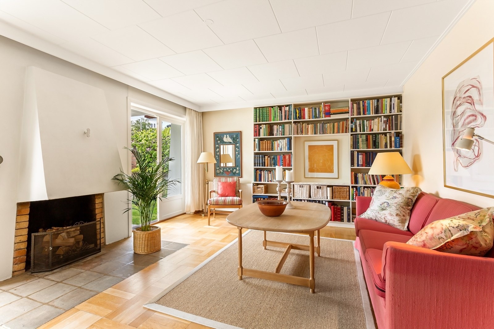 Tv-stue med peis i 1. etasje Galleribilde