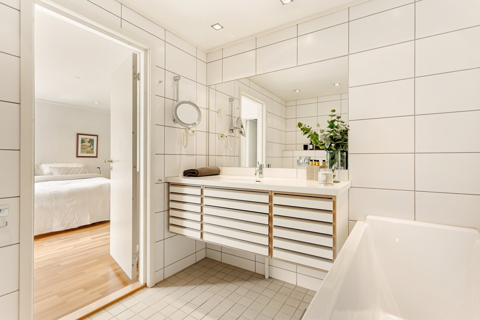 Eget bad i direkte tilknytning til hovedsoverom Galleribilde