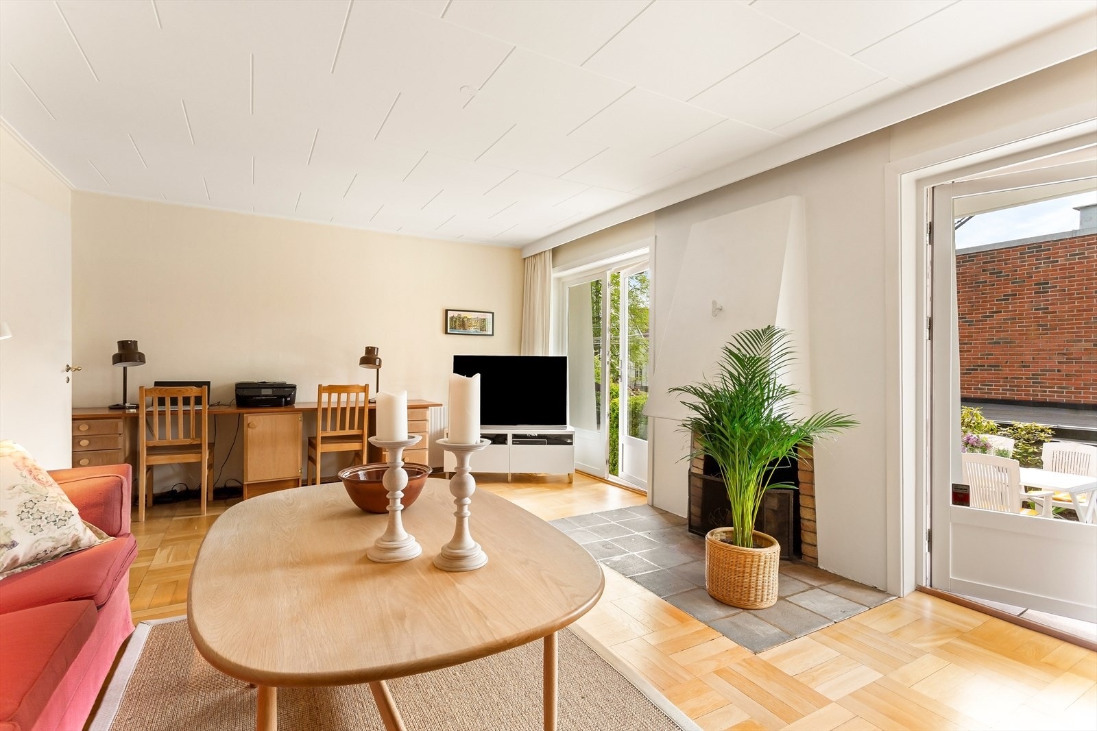 Utgang til solrik terrasse og hage Galleribilde