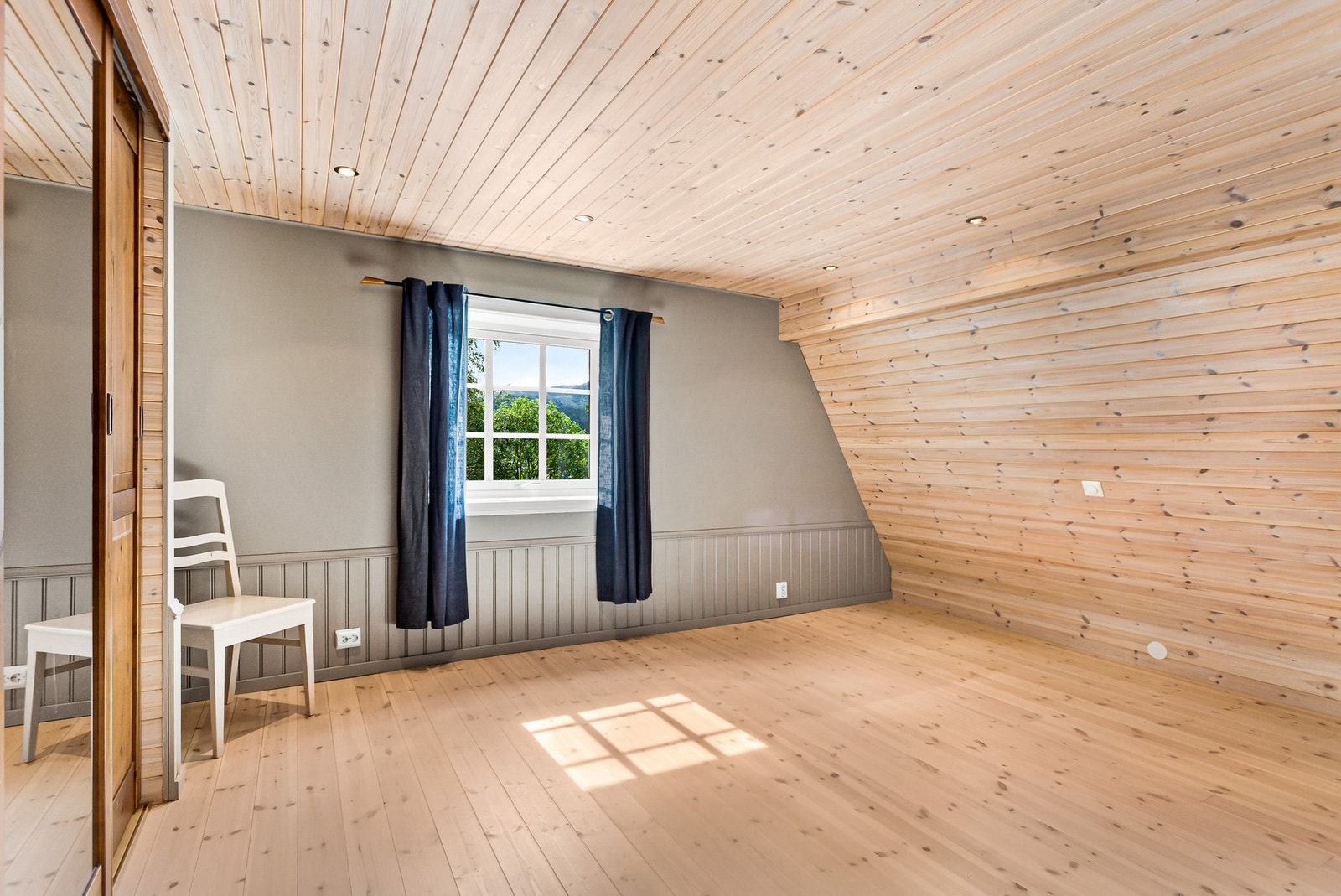 Stort soverom med praktisk garderobeløsning Galleribilde