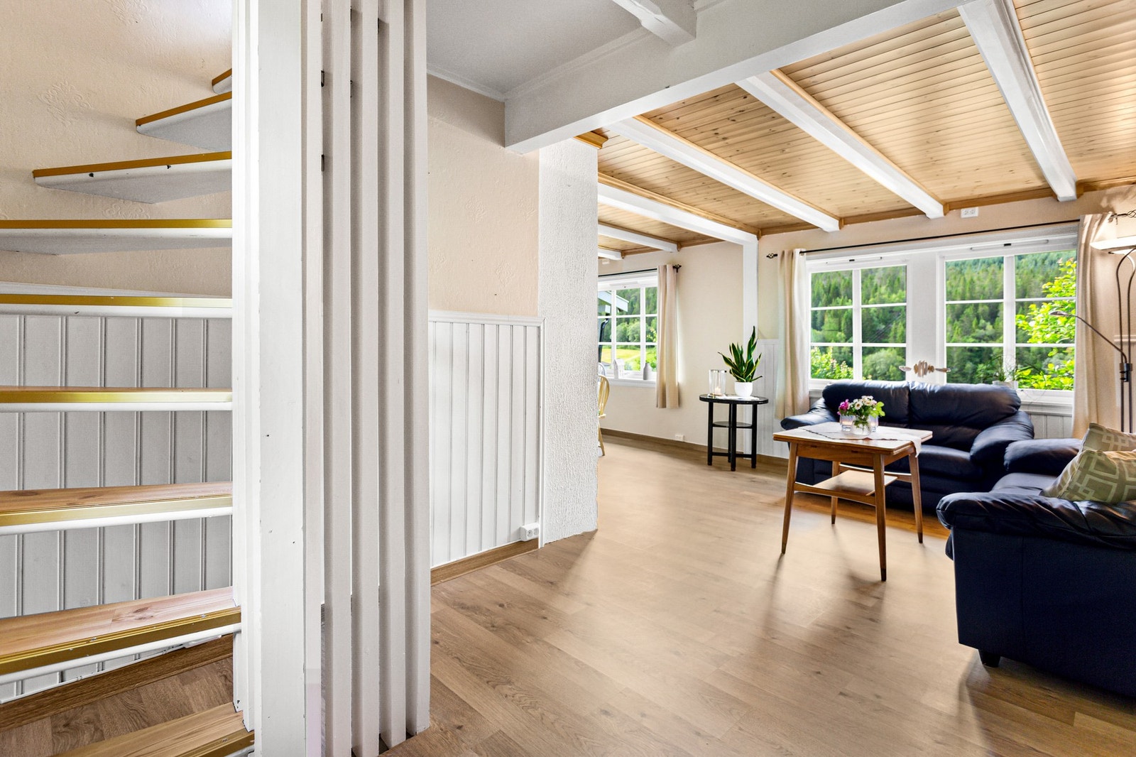 Fra stuen er det trapp opp til boligens 2.etasje Galleribilde