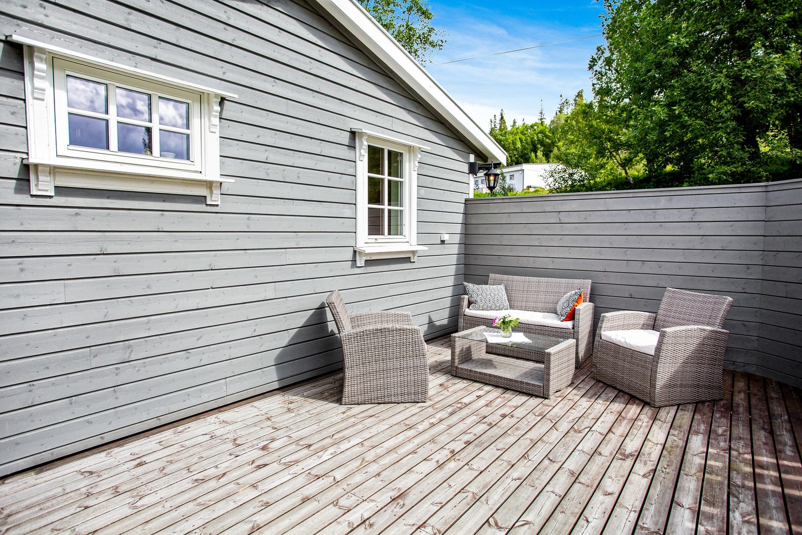 Terrasse med god plass for hagemøblement Galleribilde
