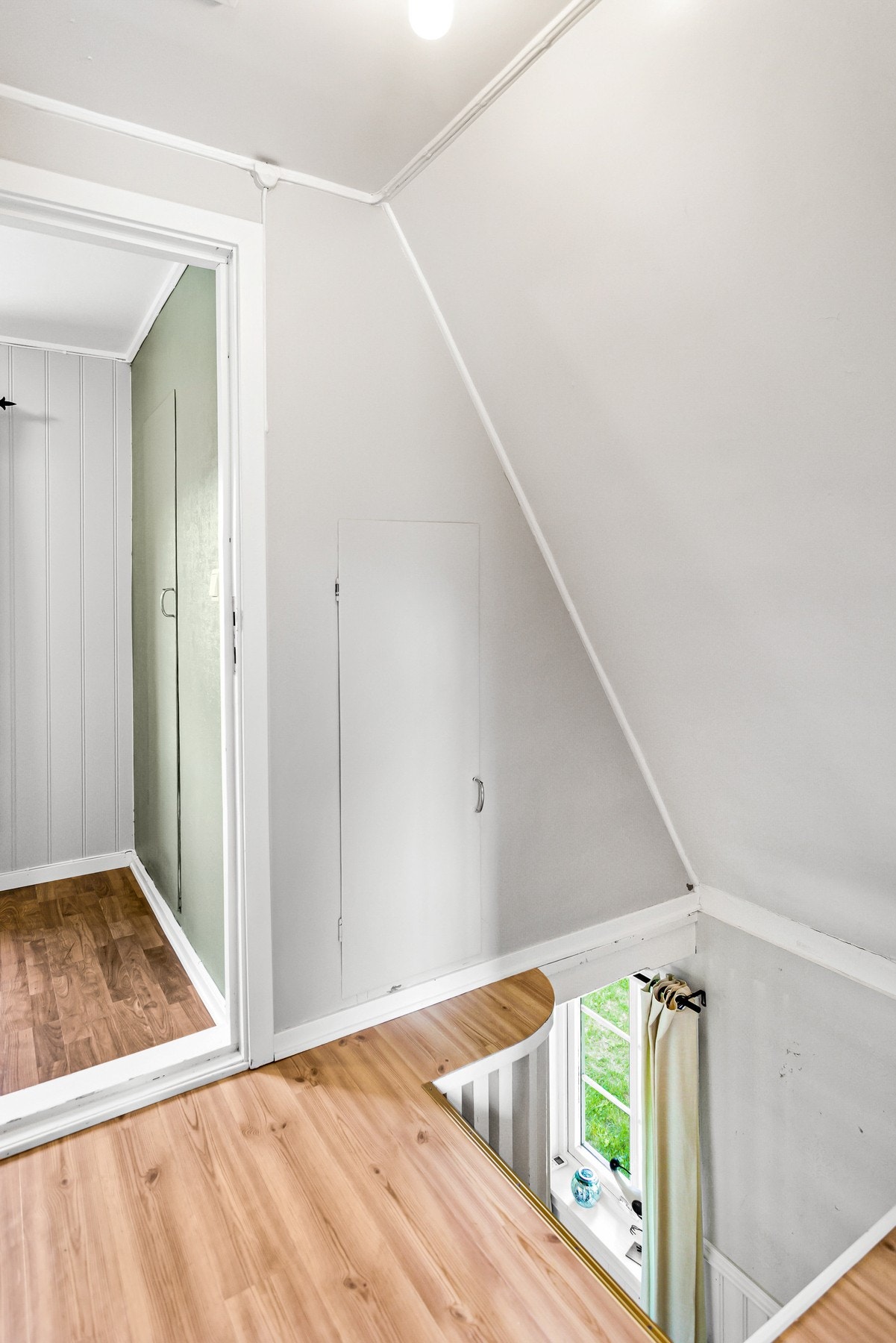 2.etasje består av loftgang og 2 soverom Galleribilde