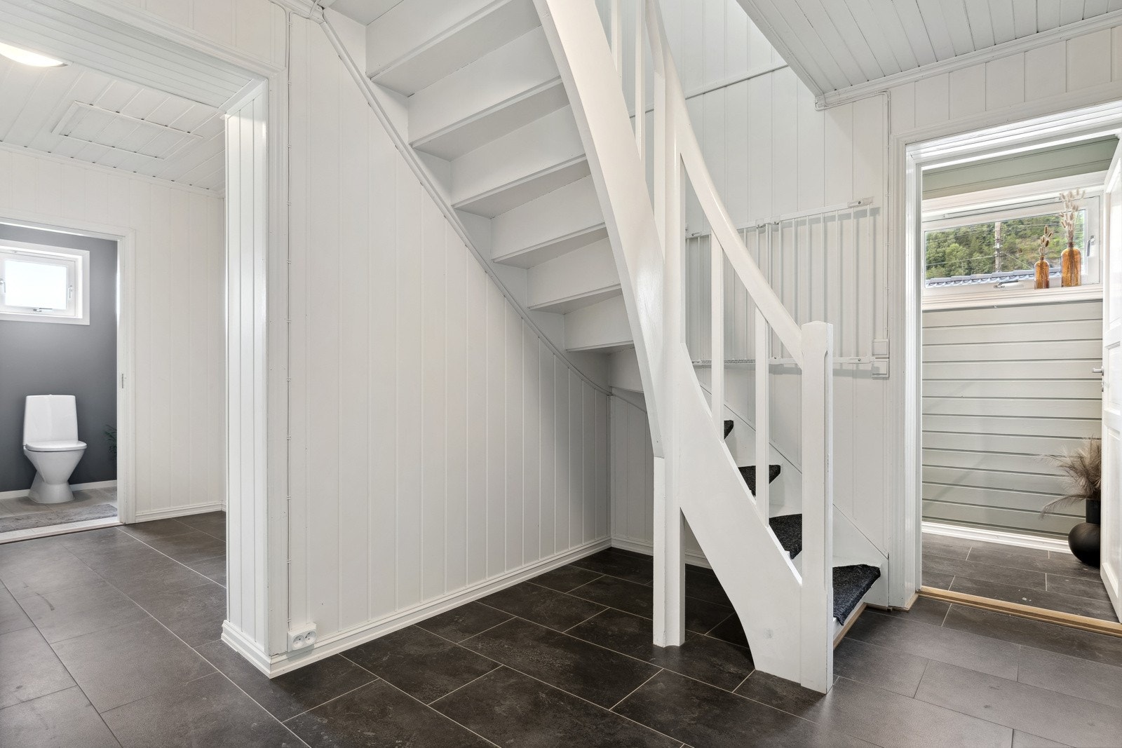 Fra gangen har du trapp opp til 2. etasje. Galleribilde