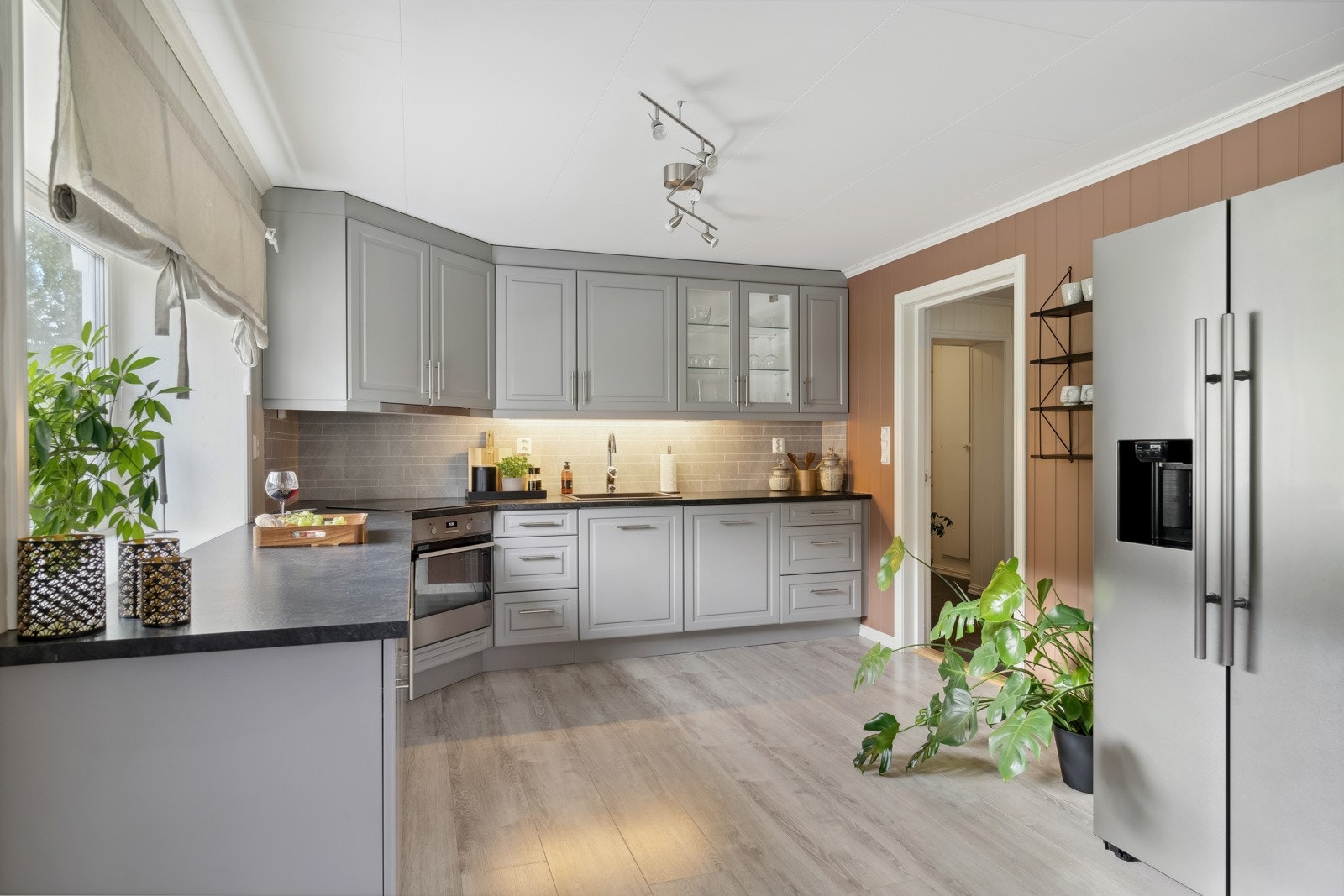 Kjøkkenet holder en god standard med innredning fra 2017 og har integrerte hvitevarer. Galleribilde