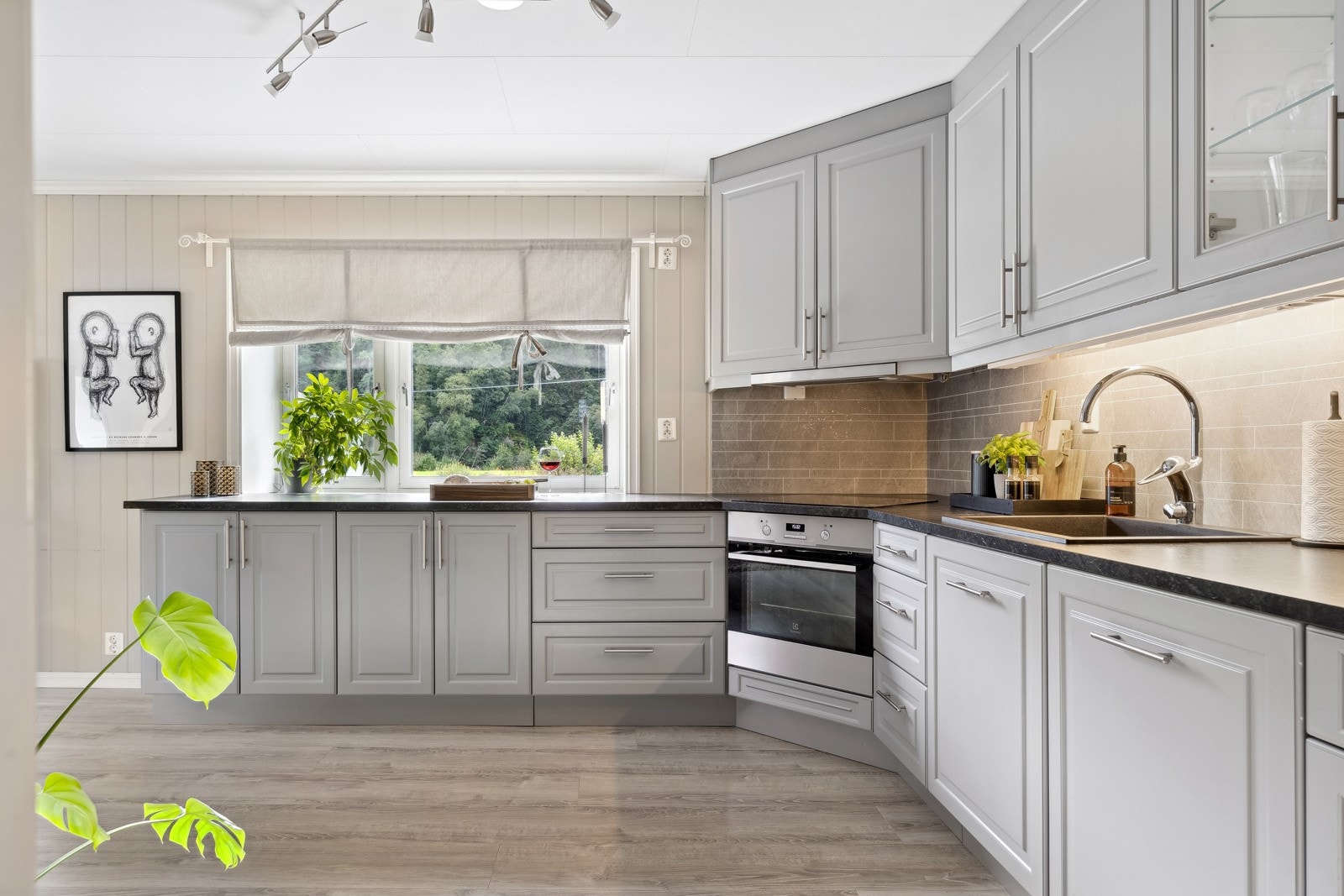 Her har du rikelig med oppbevaringsplass i over- og underskap samt god benkplass. Galleribilde