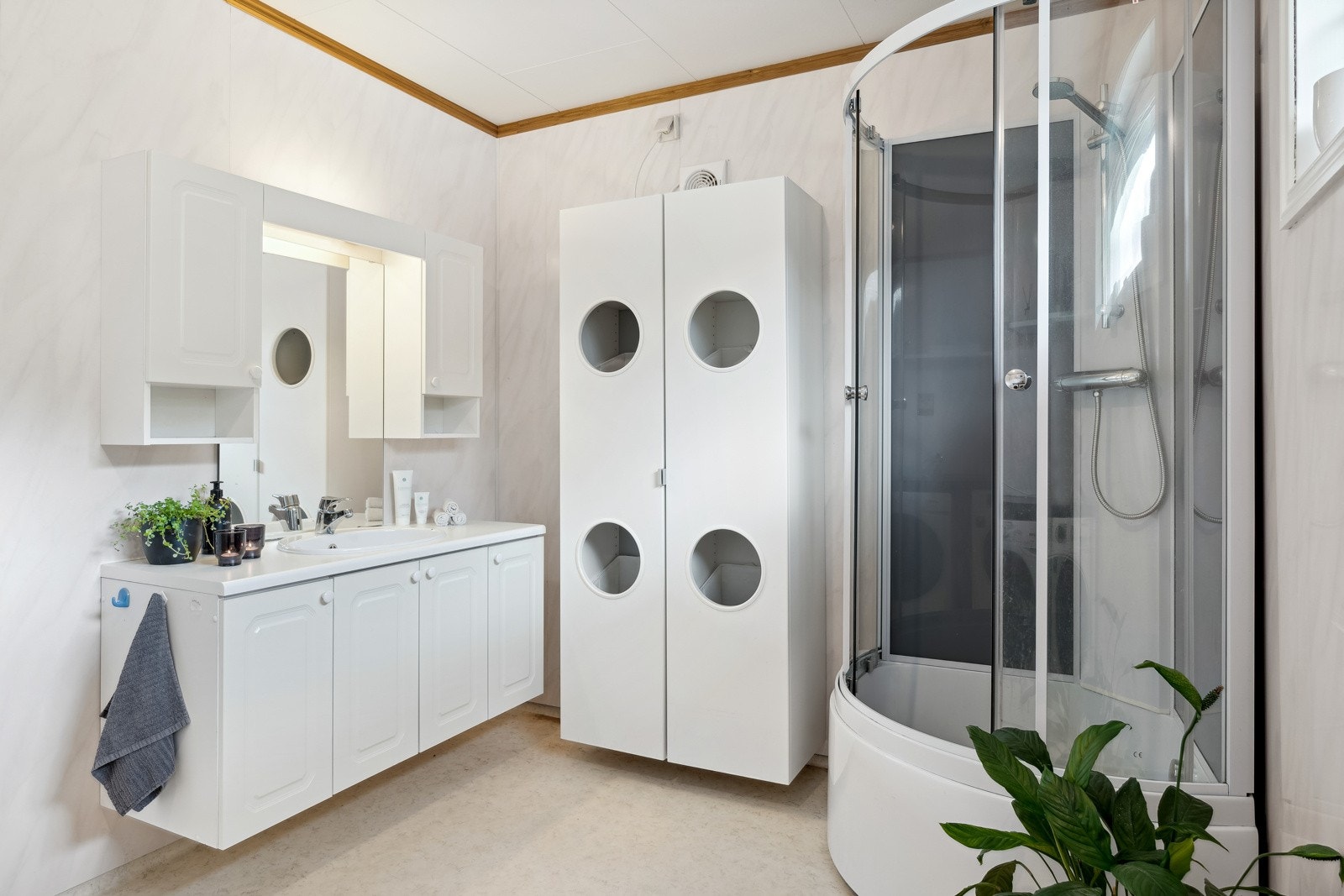 Badet er av god størrelse med dusjkabinett og gulvvarme. Galleribilde