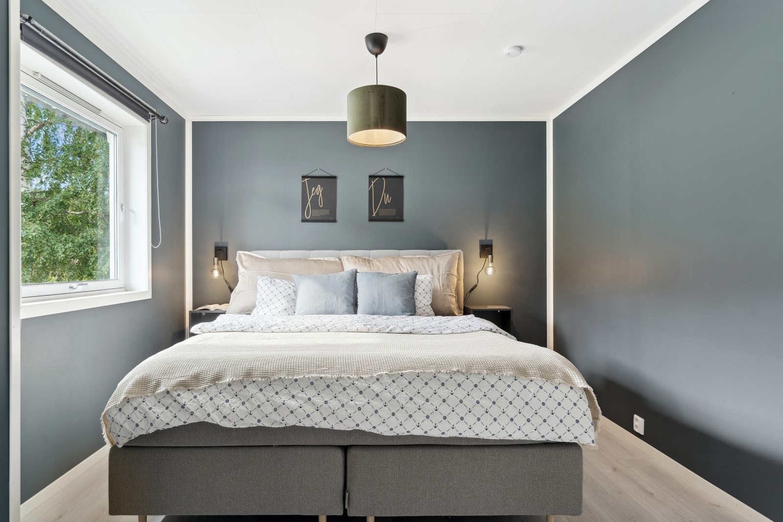 Soverommet i 1 etasje har plass til dobbeltseng og nattbord på begge sider. Galleribilde