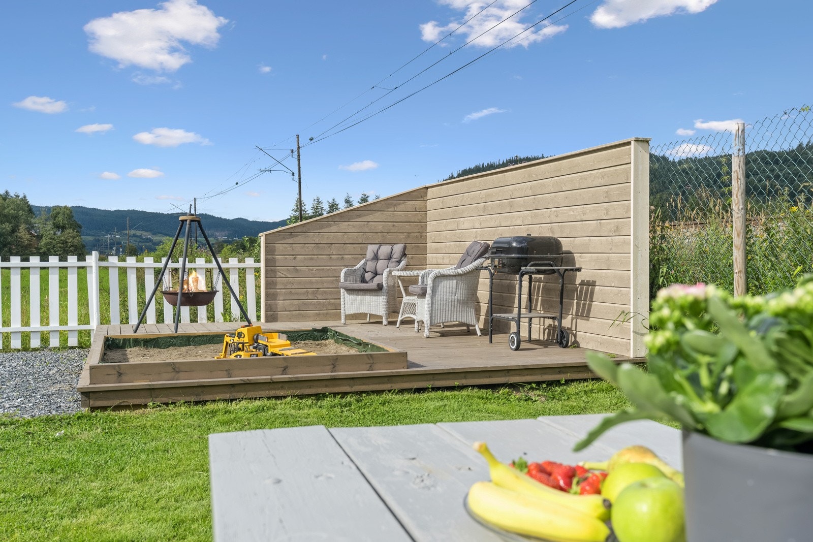 I hagen er det god plass til en sittegruppe med både bålpanne og grill. Galleribilde