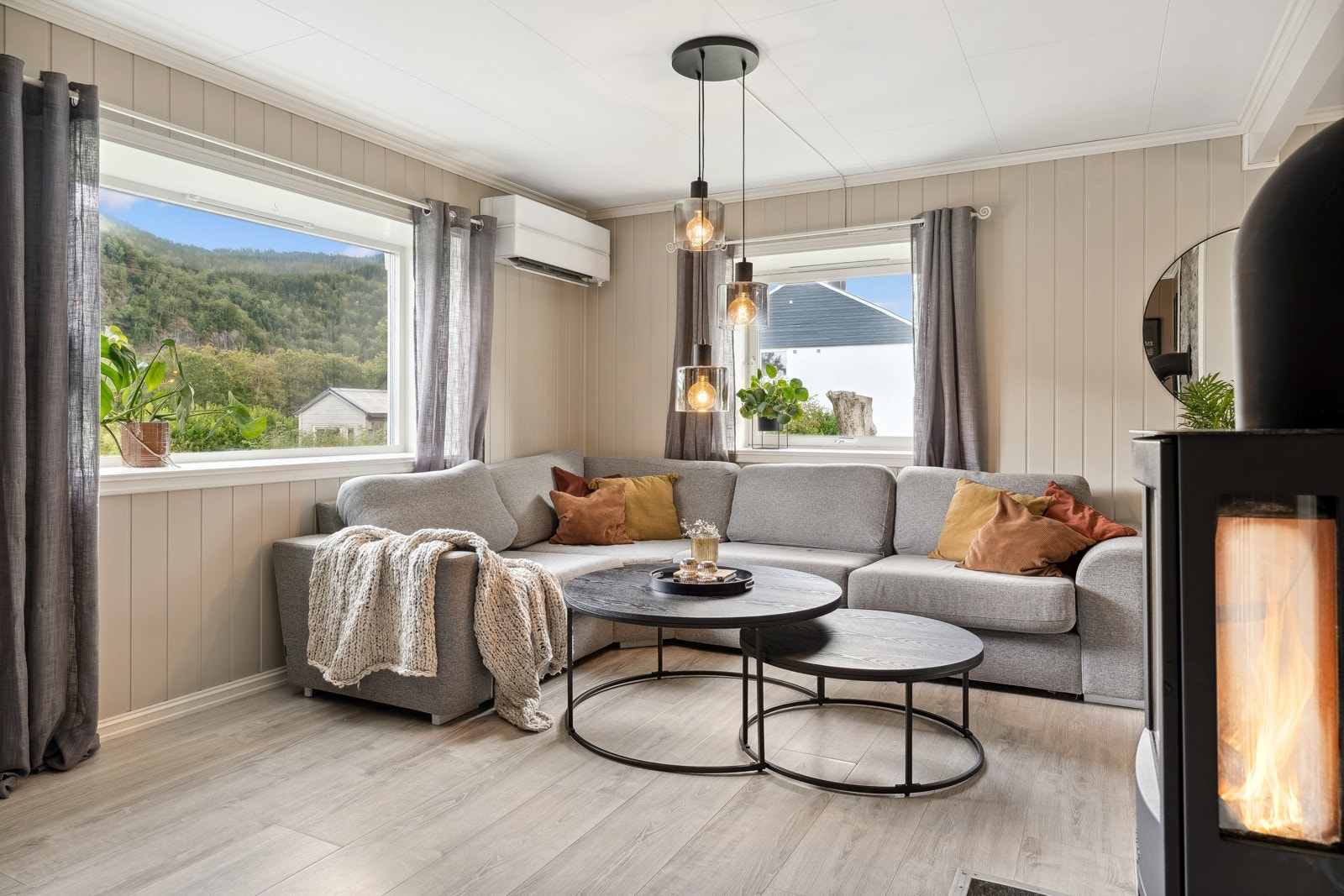 Boligen oppvarmes ved varmpumpe og peisovn i stue. Peisen er fra 2021. Galleribilde