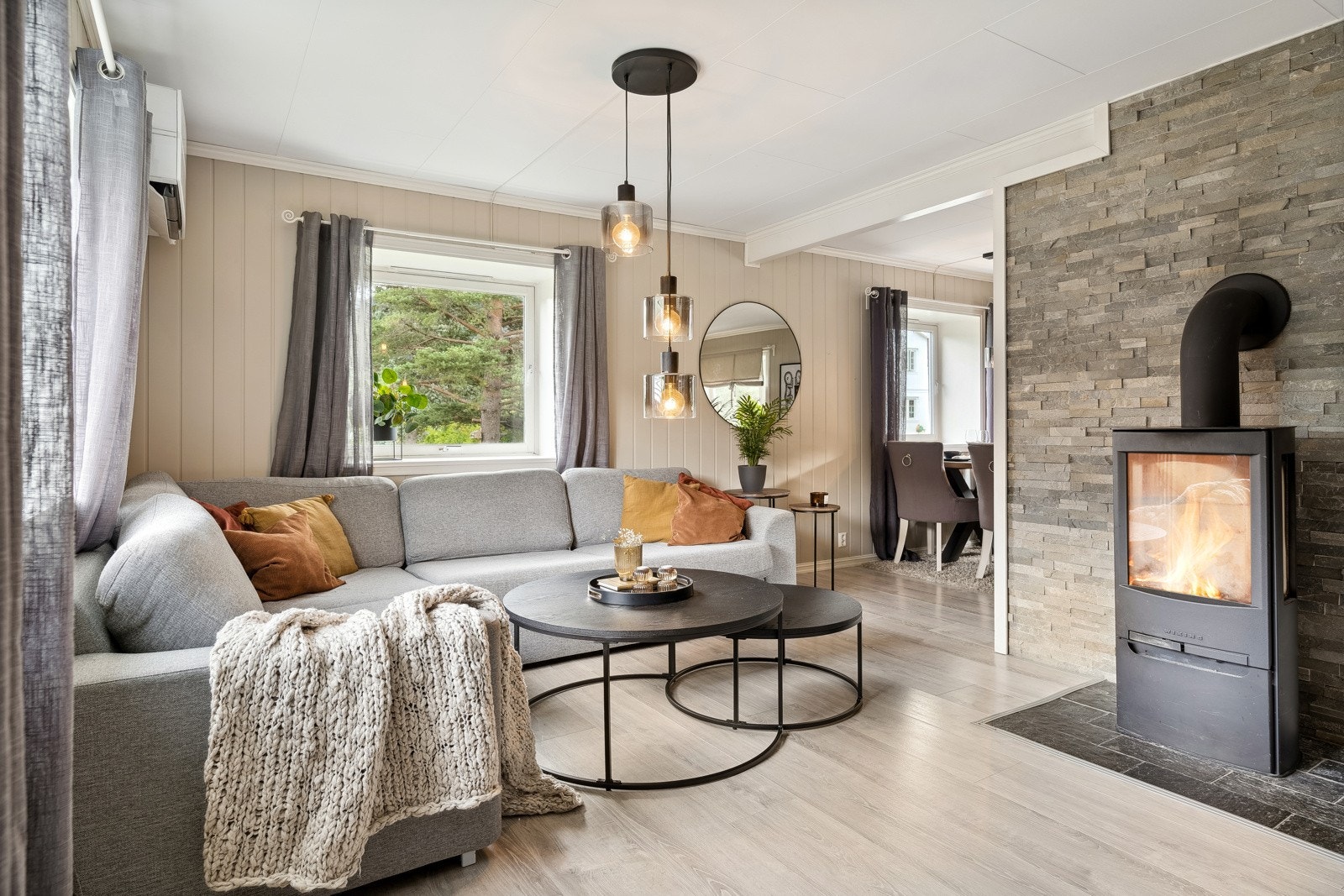 Boligen inneholder 4 soverom, åpen stue/-kjøkkenløsning, spisestue, et stort bad og separat toalettrom samt kjeller. Galleribilde