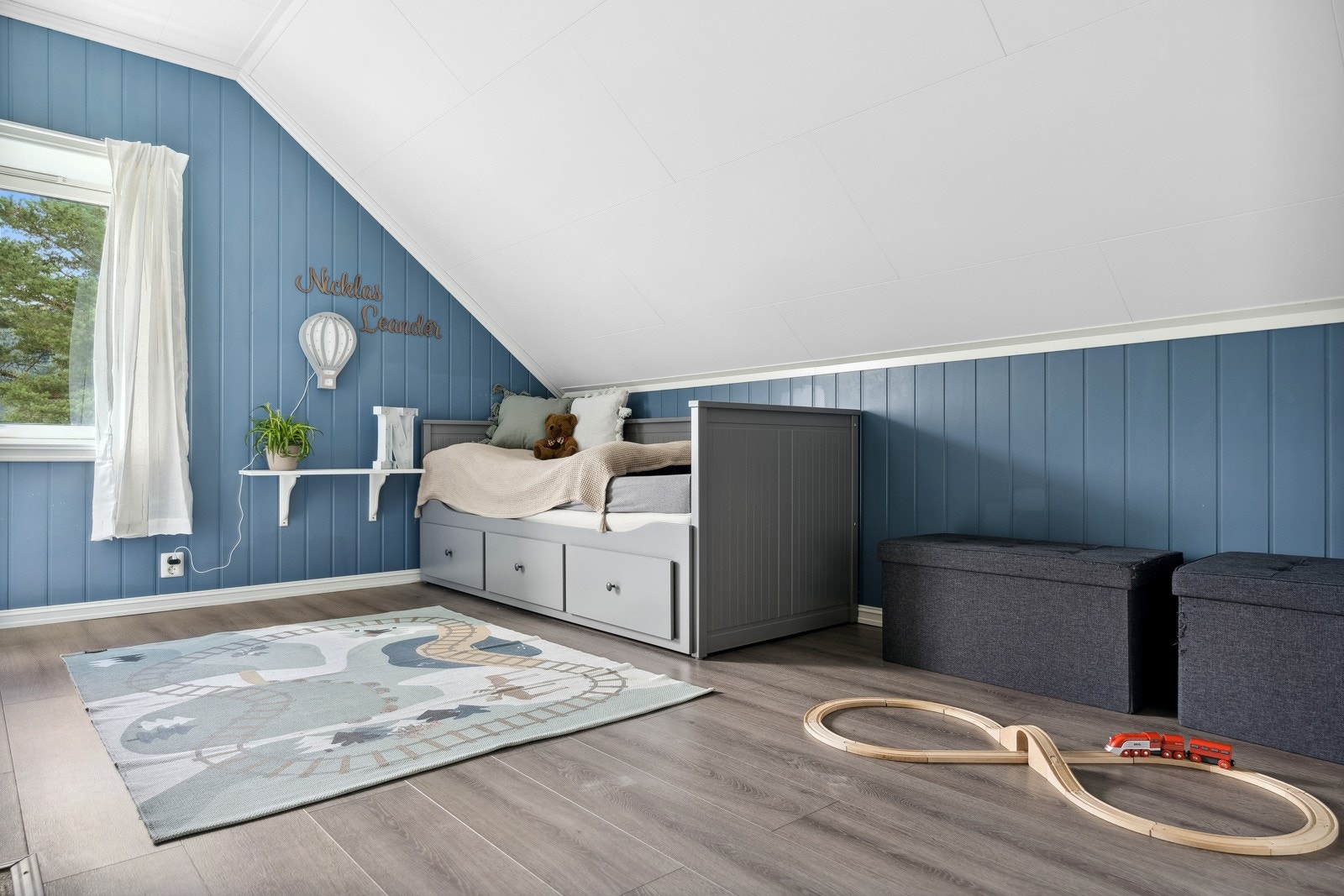 Det er totalt 3 soverom i 2.etasjen. Galleribilde