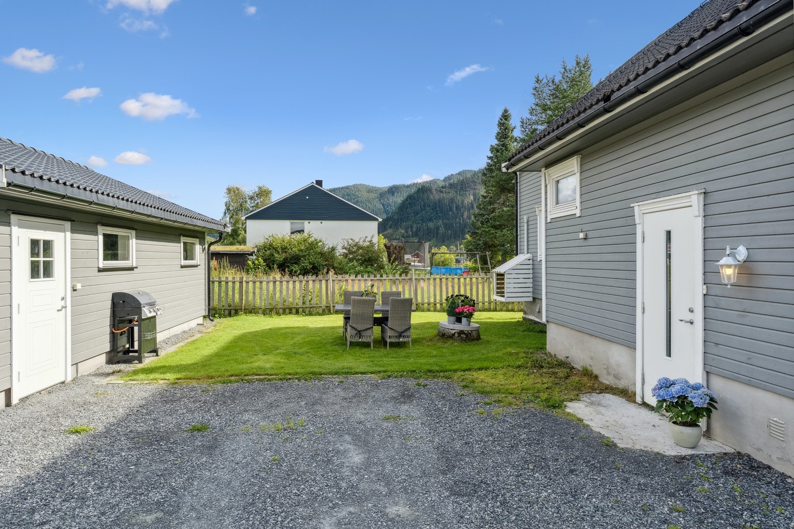 Boligen er vesentlig oppgradert teknisk de senere år med bl.a. drenering i 2020 og etterisolering i 2019. Galleribilde