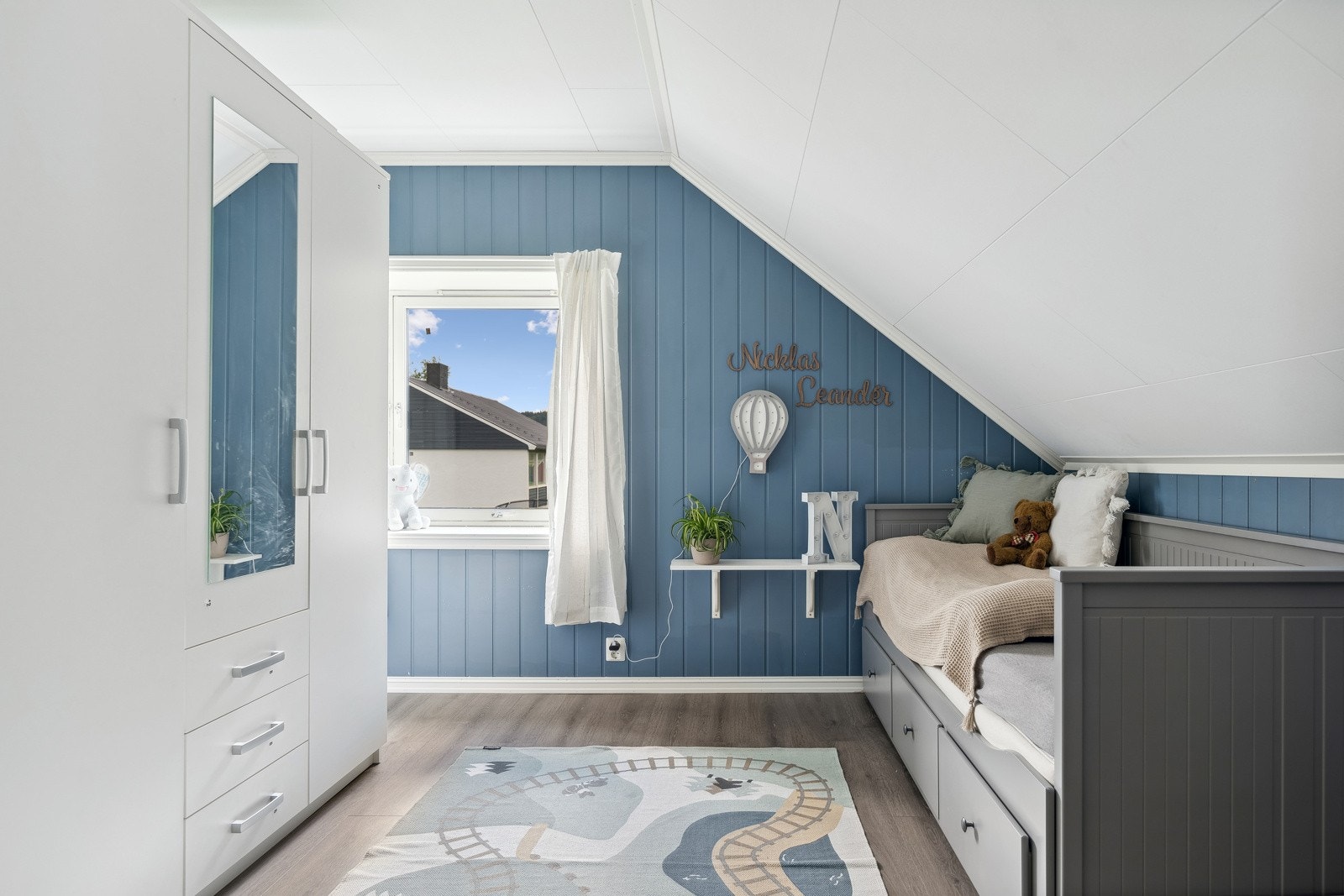 Soverom nr. 3 med god plass til seng, nattbord, stort garderobeskap og annen oppbevaring. Galleribilde