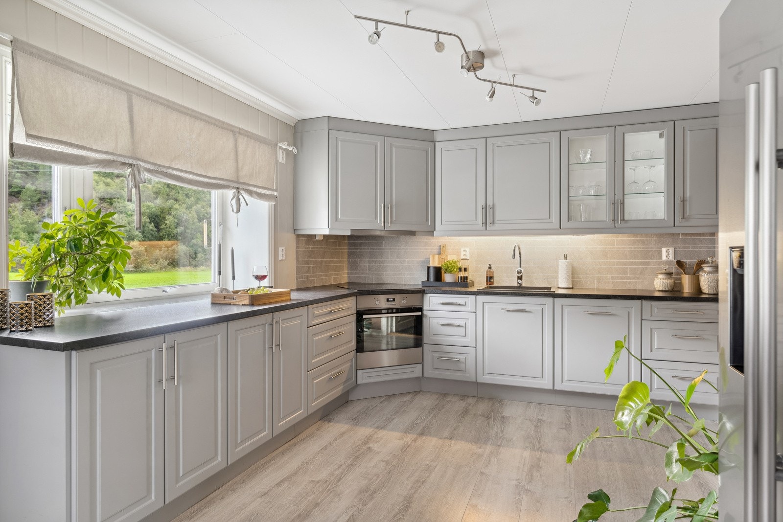 Moderne og arealeffektivt kjøkken med mange gode løsninger. Galleribilde