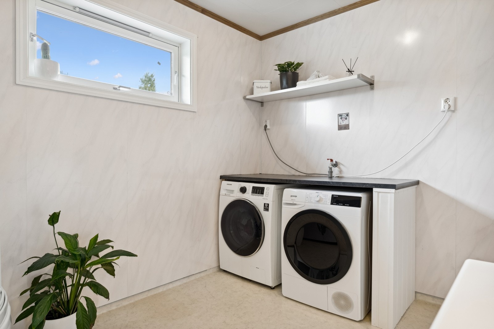Plass til både vaskemaskin og tørketrommel. Galleribilde