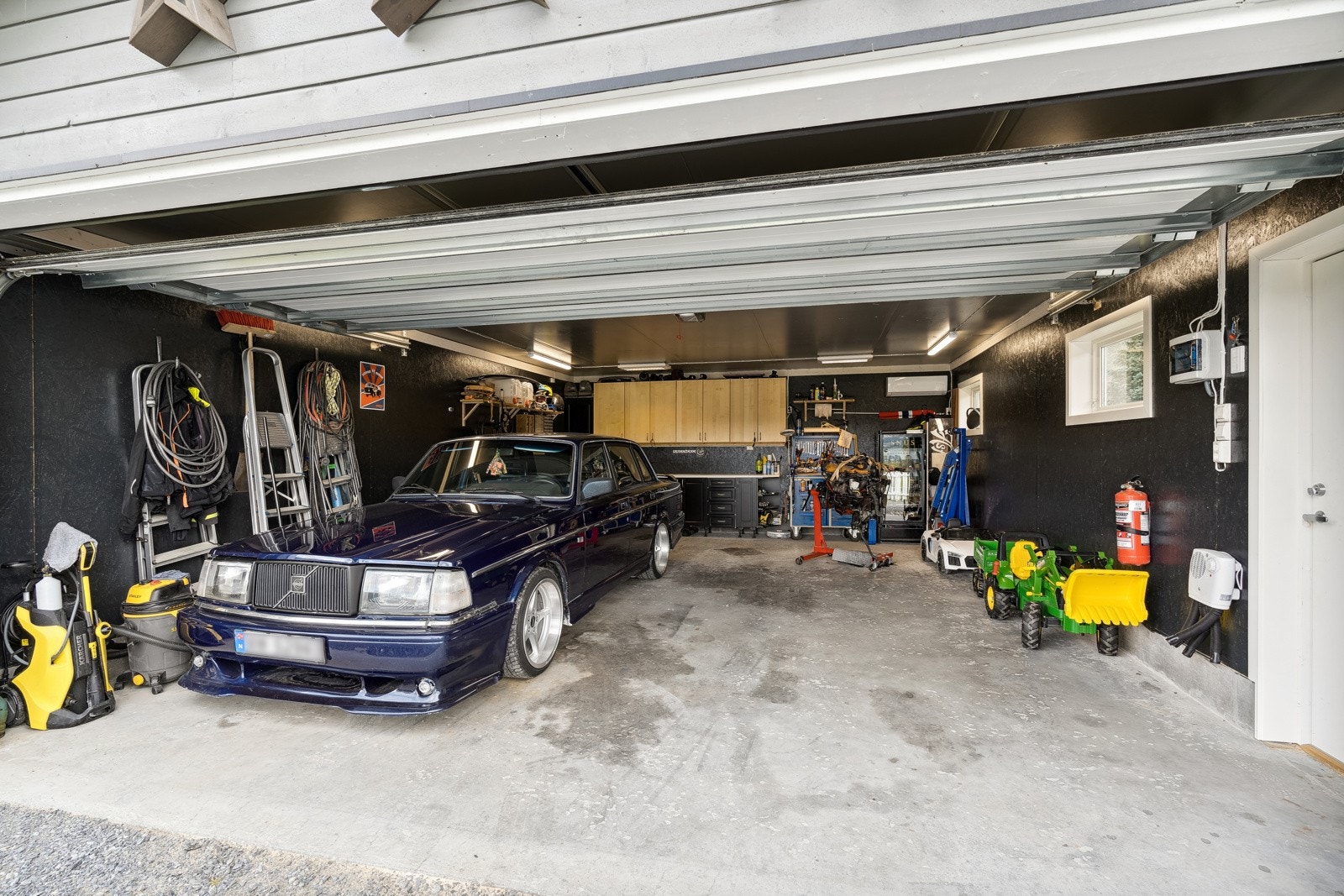 Stor og isloert dobbeltgarasje oppført i 2019 på 42 kvm. Garasjen har varmpepumpe. Galleribilde