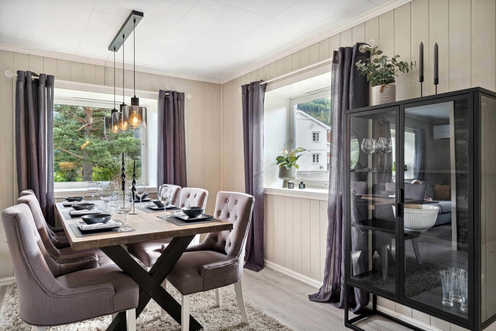 Stuen oppleves som lys med store vindusflater som gir godt med naturlig lysinnslipp. Galleribilde