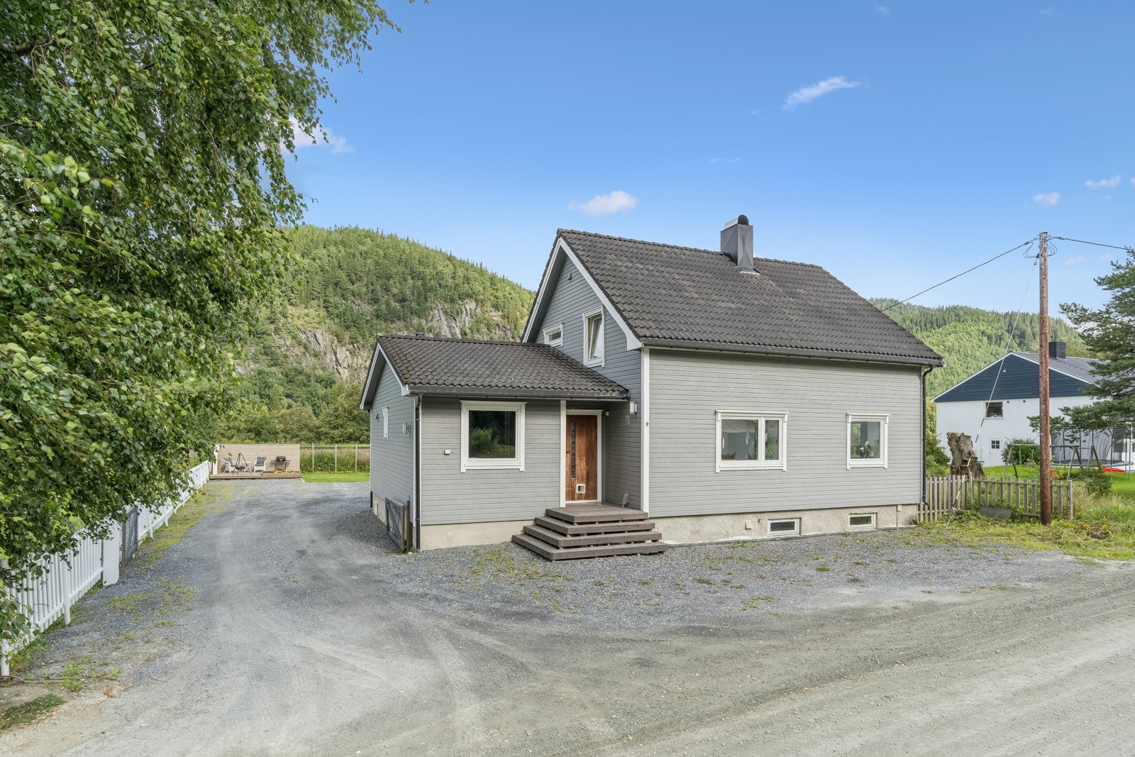 Eiendommen har en stor tomt på 706 kvm. Galleribilde