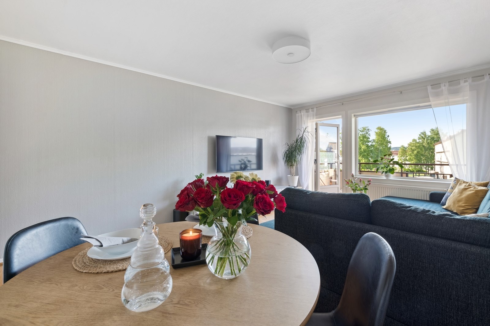 Plass til en hyggelig spisegruppe i stuen som også gjøre dette til en sosial sone. Galleribilde