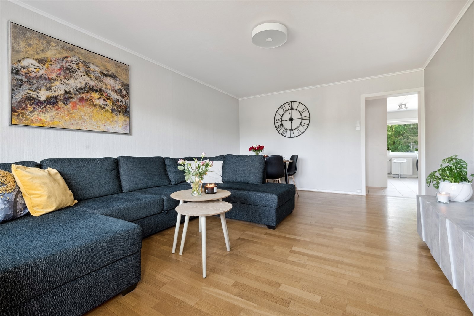 Stor stue med plass til å innrede i ulike soner. Galleribilde