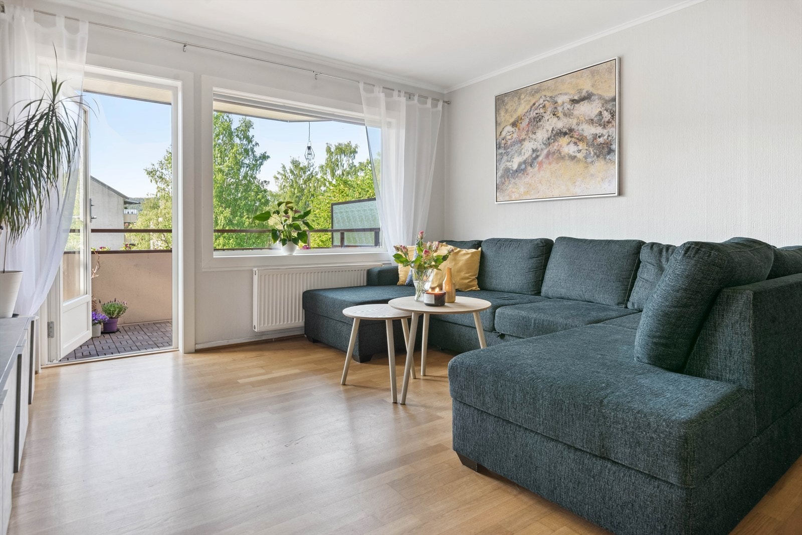 Fra stuen har du direkte utgang til balkongen som blir en forlenger av stuen på varme dager. Galleribilde