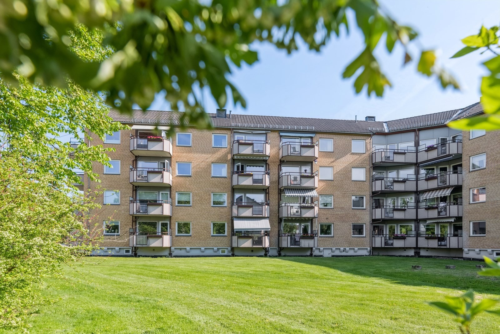 Flott uteområde man ser ned på fra balkongen. Galleribilde