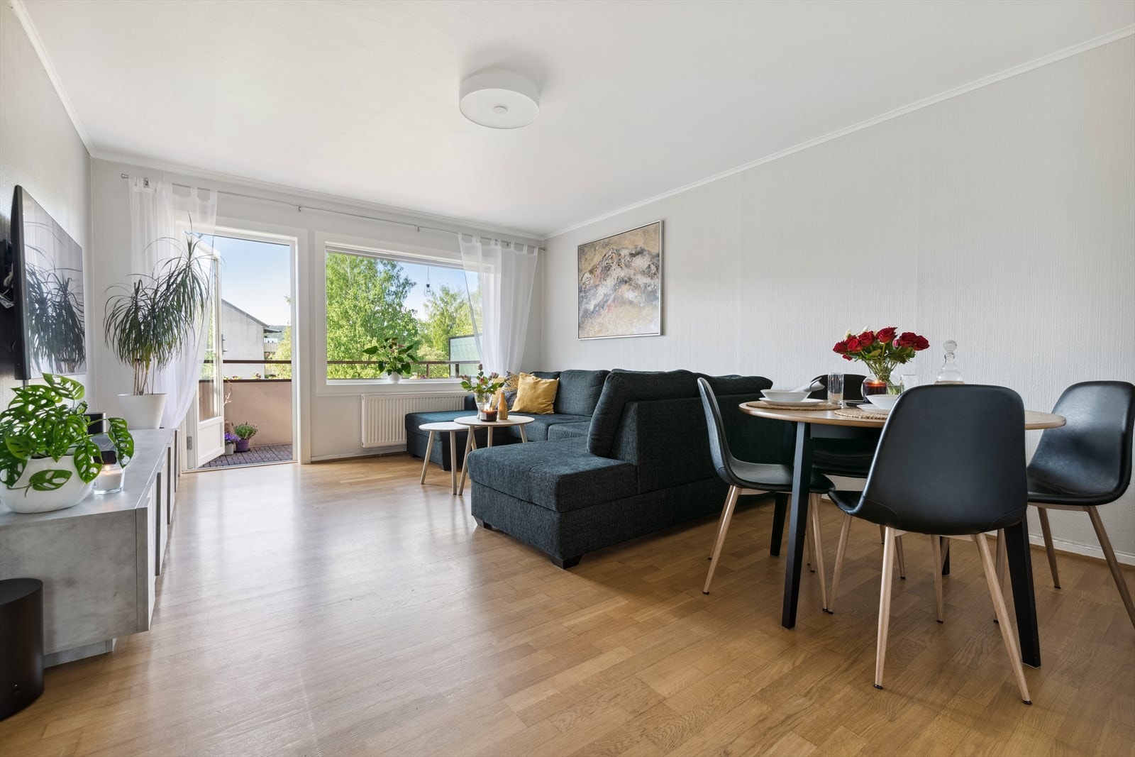Romslig stue med fine og lyse overflater, store vindusflater og god plass til å innrede i forskjellige soner. Galleribilde