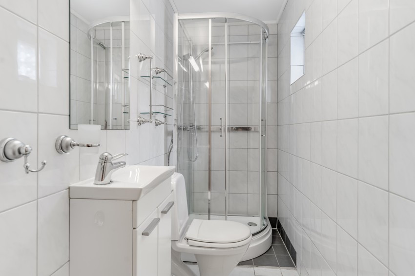 Badet til hybeldelen er i gangen i 2. etasje.
