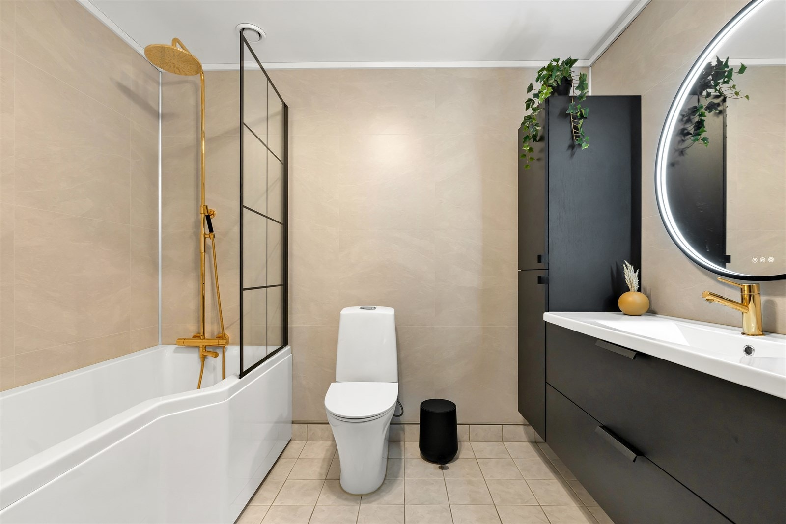 Bad med moderne innredninger og fliselagt gulv med gulvvarme. Galleribilde