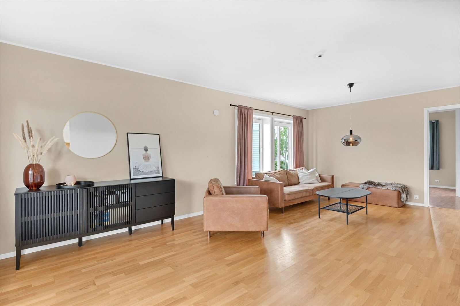 Stor stue med mange møbleringsmuligheter. Galleribilde