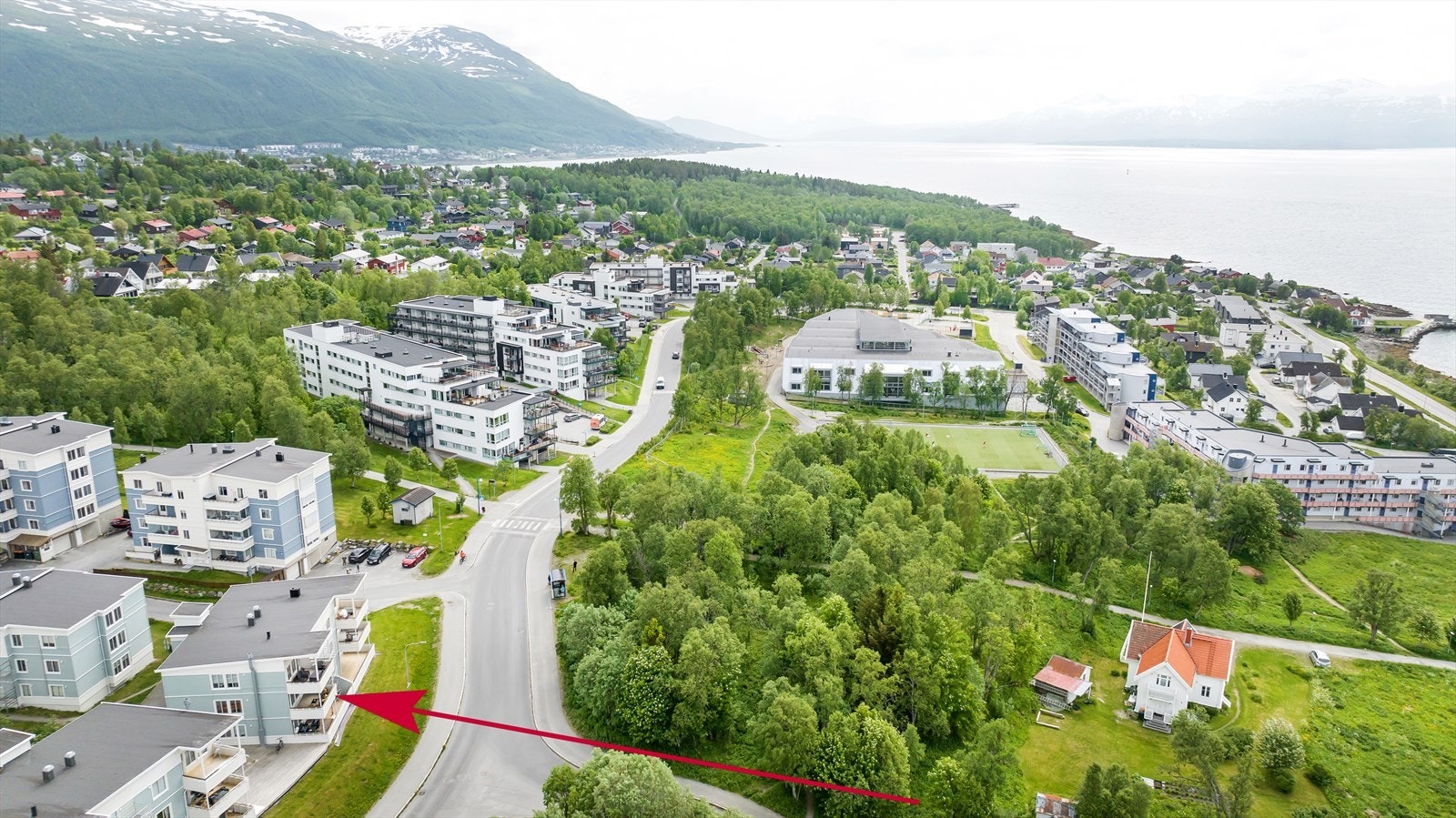 Attraktivt boligområde med nærhet til skole, barnehage og treningssenter og butikk. Galleribilde