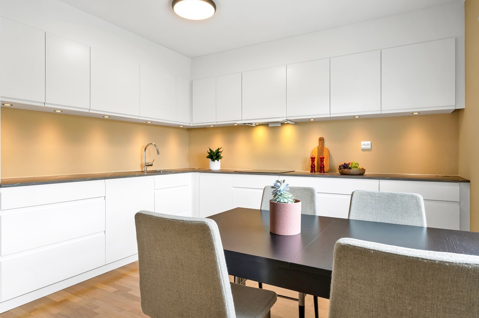 Nytt kjøkken fra 2020 med integrerte hvitevarer. Galleribilde