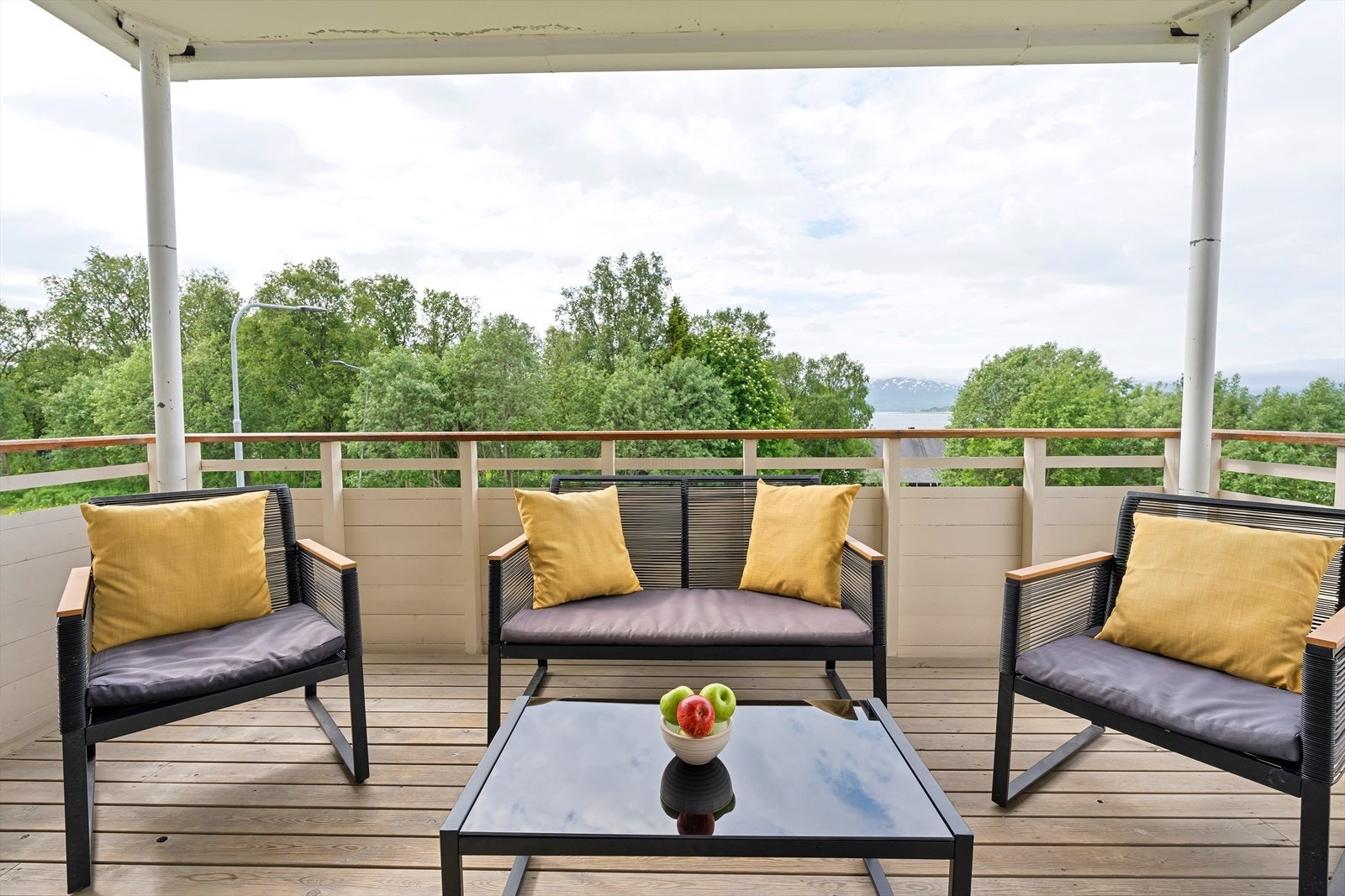 Nydelig vestvendt balkong med fantastisk utsikt og optimale solforhold. Galleribilde