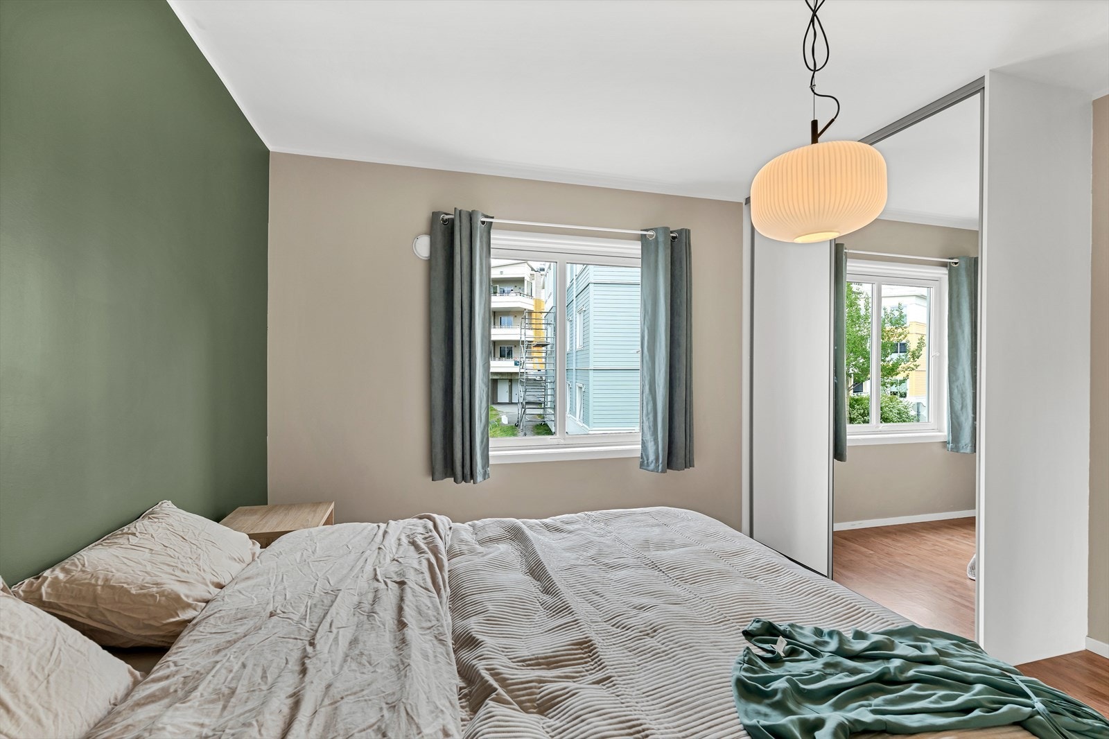 Soverommet har skyvedørsgarderobe Galleribilde