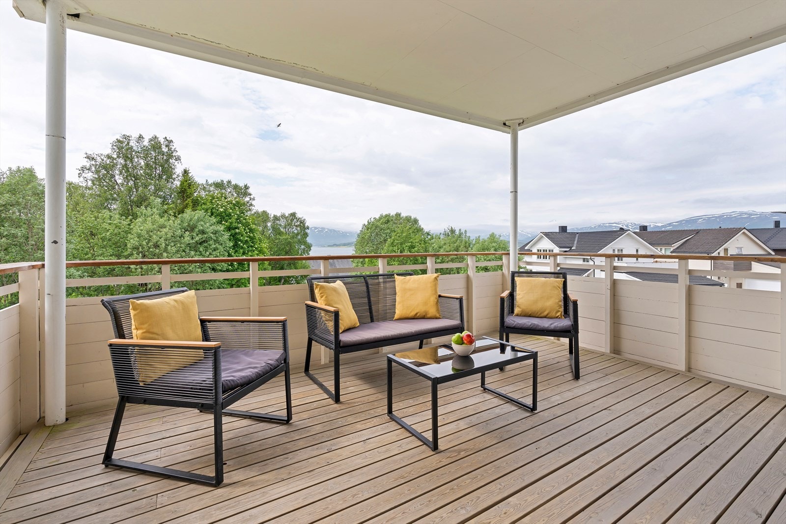 Romslig balkong med plass til utemøbler Galleribilde