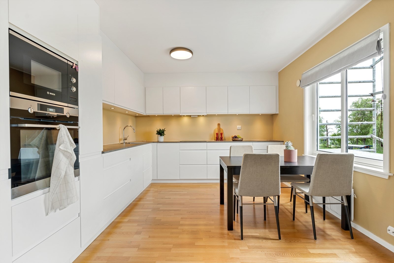 En stilfull, romslig, moderne og vestvendt 3-roms med garasje, heis, solrik balkong og nydelig utsikt! Galleribilde