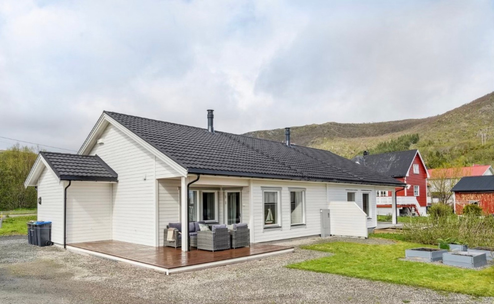 Boligen ble oppført i 2017 og ligger sentralt til i Stamsund med gangavstand til skole, barnehage, lysløype og alpinanlegg. Galleribilde