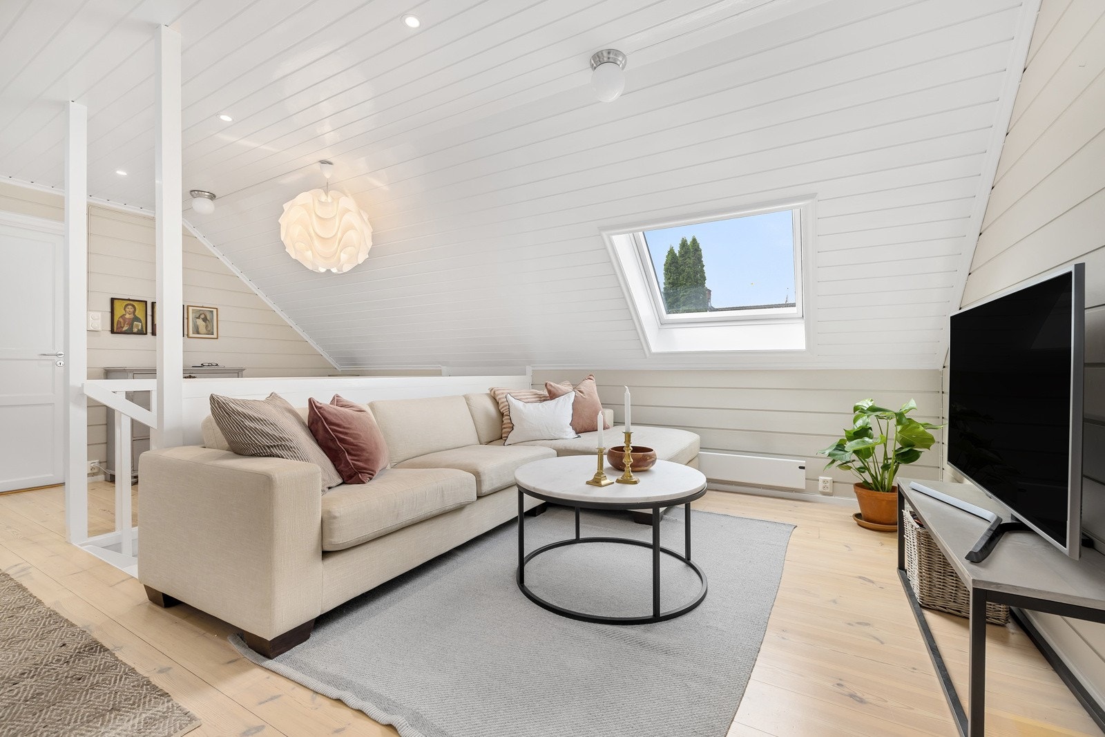 Praktisk og hyggelig tv-rom i boligens 2 etasje. Godt med lys fra Velux takvindu. Galleribilde