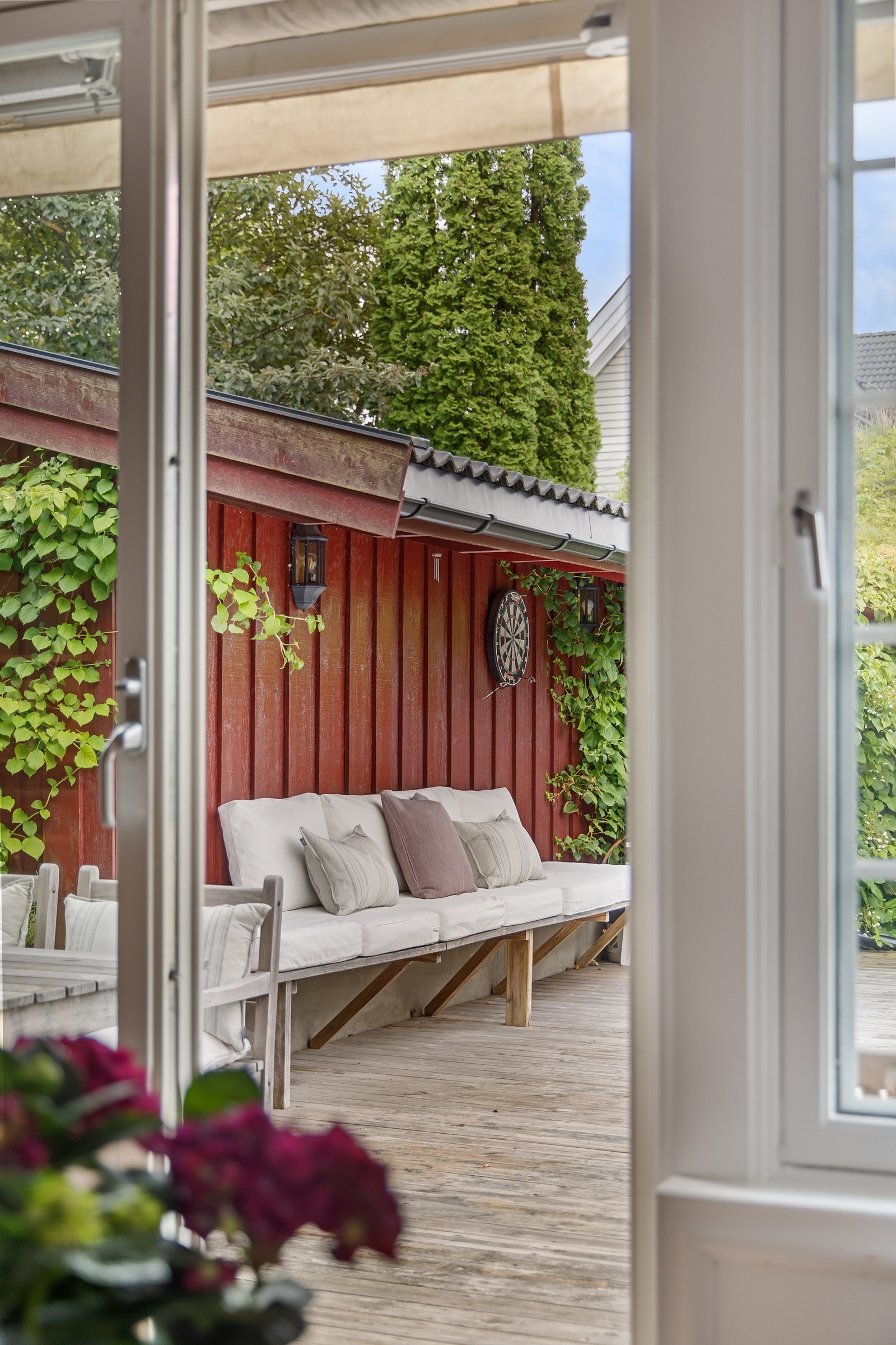 Adkomst til terrasse/hage fra stuen. Galleribilde