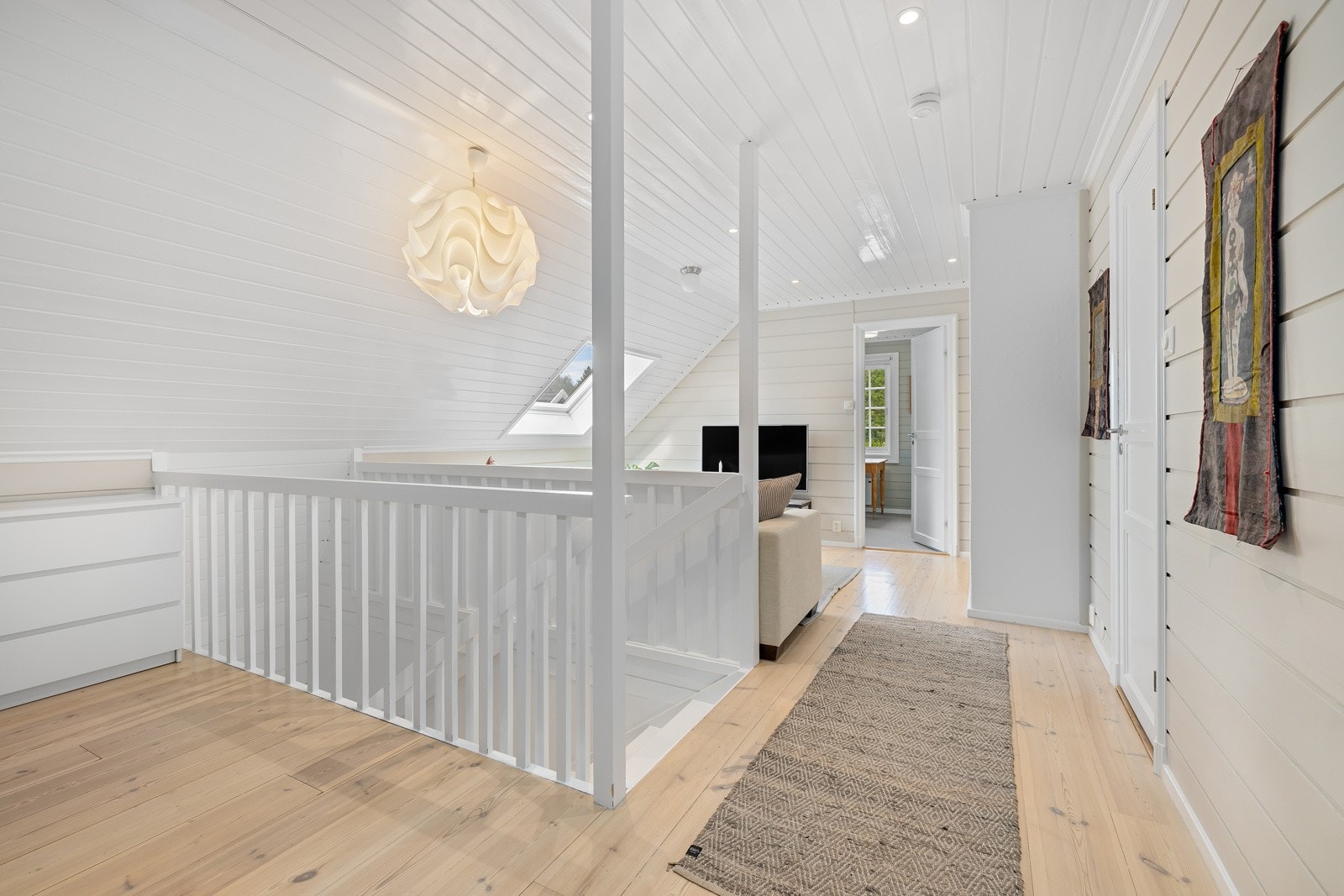 Annen etasje består av 4 romslige soverom, baderom og separat wc. Adkomst til stort lagringsloft via loftstrapp. Galleribilde